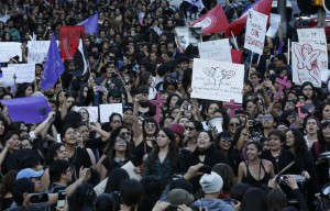 La manifestazione contro la violenza sulle donne a Città del Messico, Messico, 19 ottobre 2016 (AP Photo/Marco Ugarte)