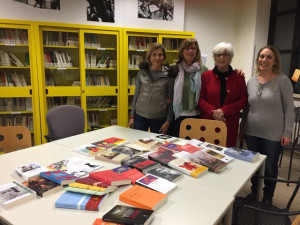 Da sinistra, Francesca Tinelli di Gorla, Francesca Poli, Giuliana Peyronel e Mirella Morisi nella Biblioteca della Casa delle donne con i 40 libri donati 