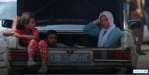 Maggio 2024: bambini in auto in fuga da Rafah